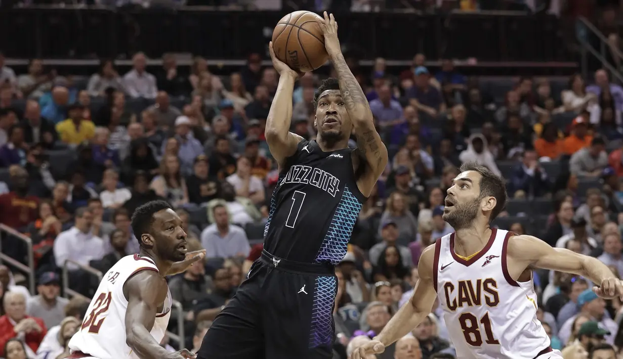 Pebasket Charlotte Hornets, Malik Monk, berusaha memasukkan bola saat pertandingan melawan Cleveland Cavaliers pada laga NBA di Spectrum Center, Rabu (28/3/2018). Cleveland Cavaliers menang 118-105 atas Charlotte Hornets. (AP/Chuck Burton)