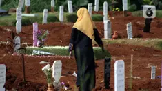 Peziarah memasuki area pemakaman jenazah yang diduga terinfeksi virus COVID-19 di TPU Pondok Ranggon, Jakarta, Minggu (24/5/2020). Momen Hari Raya Idul Fitri 1441 H dimanfaatkan sejumlah keluarga dan kerabat korban yang diduga terinfeksi COVID-19 untuk berziarah. (Liputan6.com/Helmi Fithriansyah)