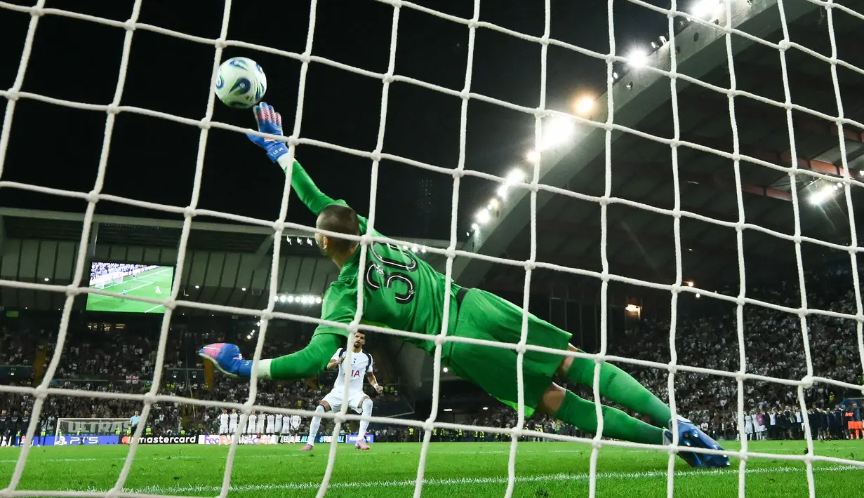 Pemain Tottenham Hotspur, Micky van de Ven gagal mencetak gol setelah tendangan penaltinya digagalkan kiper PSG, Lucas Chevalier dalam laga final UEFA Super Cup 2025di Bluenergy Stadium, Udinese, Italia, Rabu (13/08/2025) waktu setempat. (AFP/Marco Bertorello)