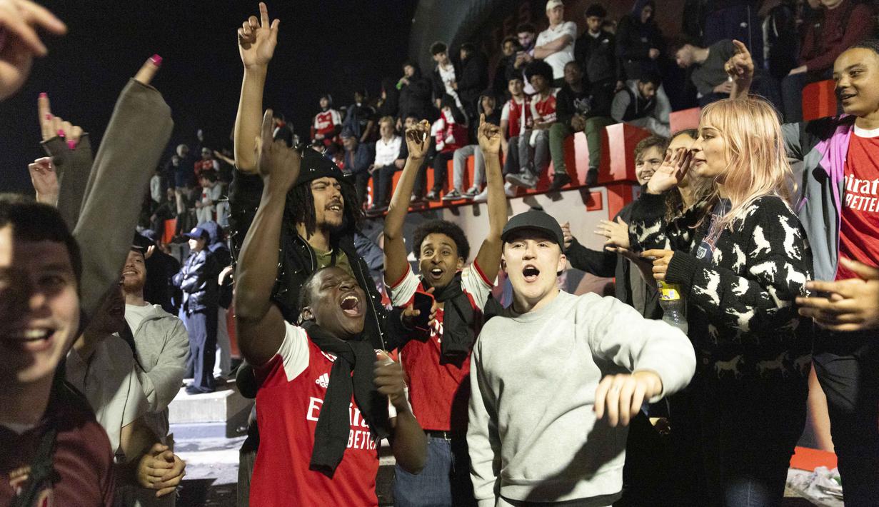 Para penggemar Arsenal merayakan kemenangan tim mereka di Liga Primer Inggris, di luar Stadion Emirates, London, Inggris, pada 19 Mei 2026. (Brook Mitchell/AFP)