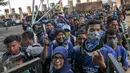 Sejumlah bobotoh memadati pintu masuk Stadion Gelora Bandung Lautan Api, Sabtu (16/7). Para bobotoh itu akan menyaksikan tim kesayangan mereka, Persib Bandung, menjamu Persija Jakarta dalam pekan 10 Torabika Soccer Championship (Liputan6.com/Yoppy Renato)