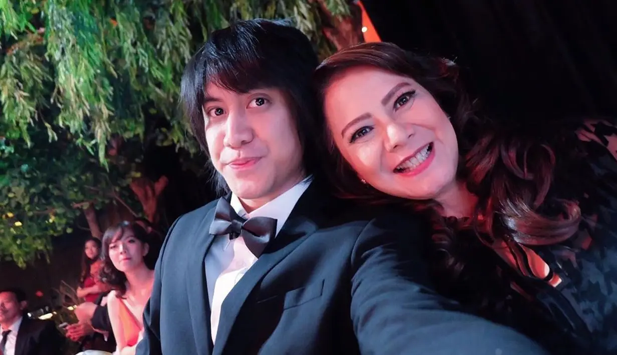 Dikatakan Memes, banyak hal yang harus dipersiapkan. Mulai dari katering, tamu, undangan dan yang lainnya serta harus tetap mematuhi aturan yang berlaku. (Instagram/kevinaprilio)