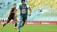 Penyerang Arema, Dedik Setiawan, mengakui kelelahan saat melawan PSM (13/5/2018). (Bola.com/Iwan Setiawan)