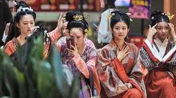 Para peserta menunggu untuk ambil bagian dalam peragaan busana "hanfu", pakaian tradisional khas China di kota Shenyang, China timur laut pada Minggu (15/9/2019). Hanfu sendiri sebenarnya adalah baju tradisional Cina yang digunakan etnis Han China. (Photo by STR / AFP)