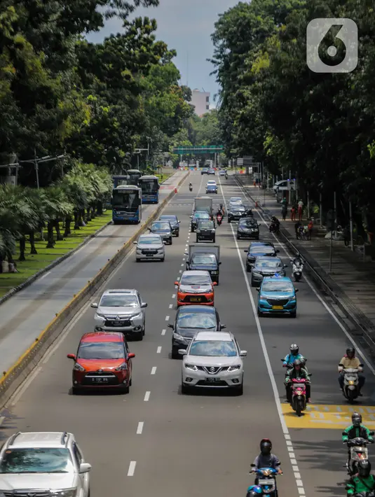Kendaraan melintas di kawasan ganjil genap di jalan medan merdeka barat, Jakarta, Rabu (8/4/2020). Ditlantas Polda Metro Jaya mengumumkan perpanjangan masa peniadaan kebijakan pembatasan kendaraan bernomor polisi ganjil genap di wilayah Jakarta hingga 19 April 2020. (Liputan6.com/Faizal Fanani)