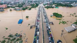 Banjir dipicu hujan lebat yang disebut sebagai yang terbesar dalam 300 tahun terakhir. Tampak dalam foto, mobil dan rumah terendam banjir di Provinsi Songkhla, Thailand selatan, Rabu 26 November 2025. (AP Photo/Arnun Chonmahatrakool)