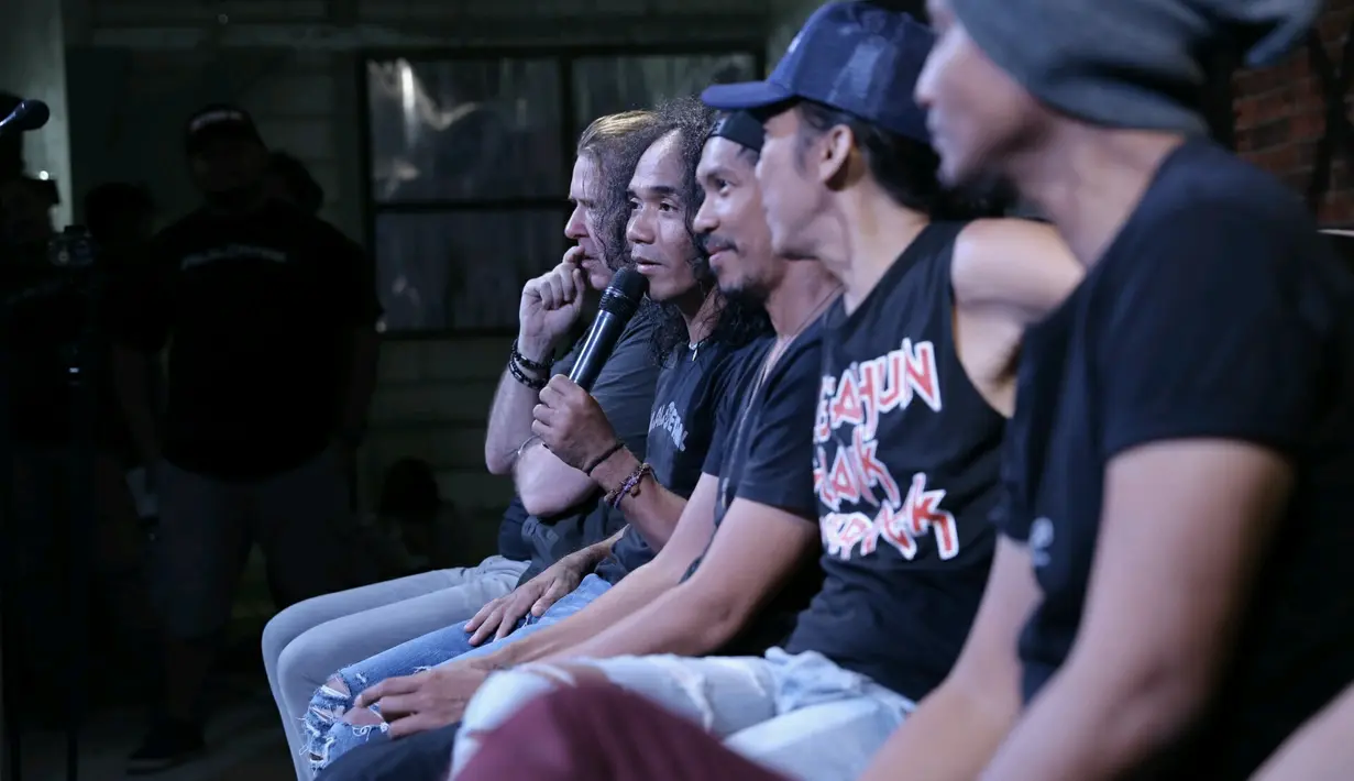 Menurut mereka, sembuh dari penyakit bisa melalui berbagai cara. Selain pengobatan secara medis, namun yang lebih penting adalah semangat dari orang tersebut yang ingin sembuh. (Galih W. Satria/Bintang.com)