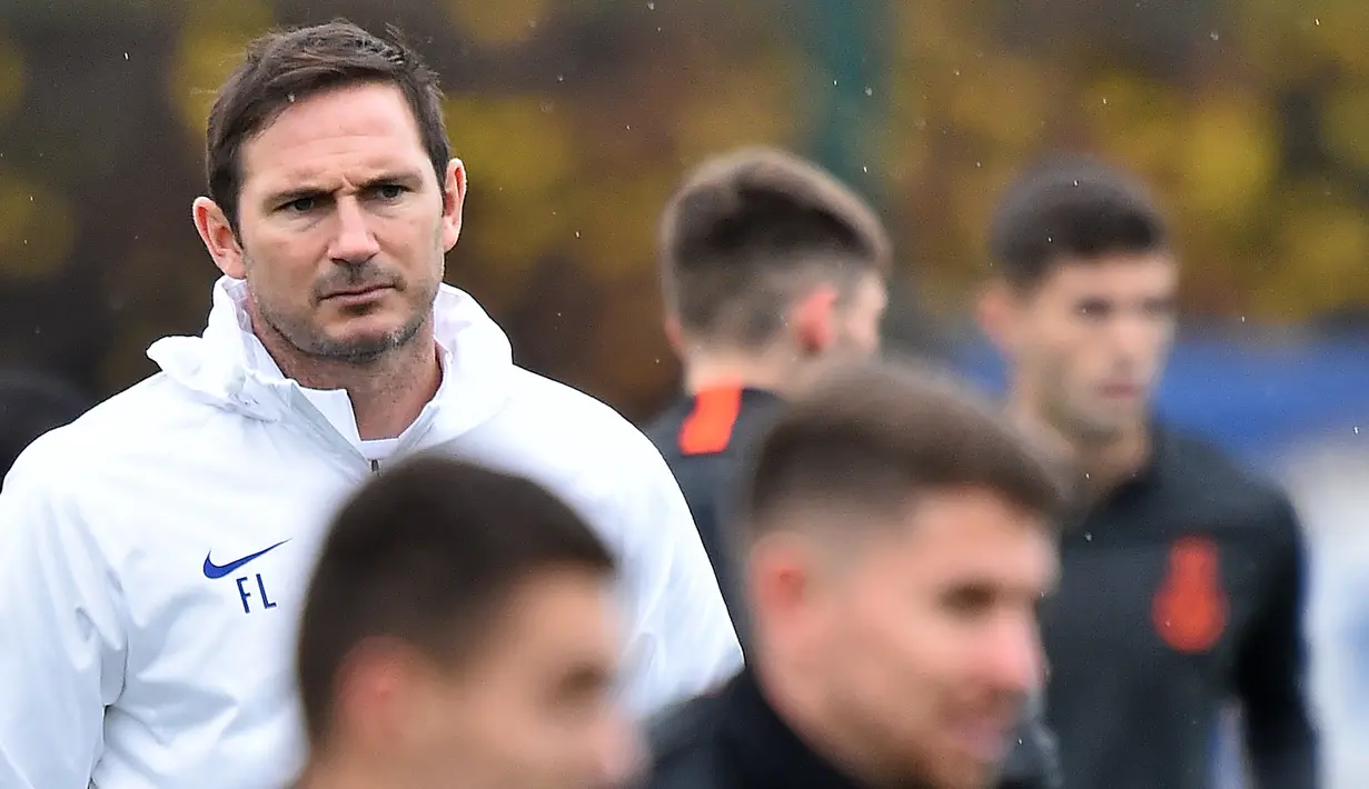 Pelatih Chelsea, Frank Lampard melihat pemainya berlatih di Stoke D'Abernon, barat daya London (4/11/2019). Chelsea akan bertanding melawan wakil Belanda, Ajax Amsterdam pada Grup H Liga Champions. (AFP Photo/Glyn Kirk)