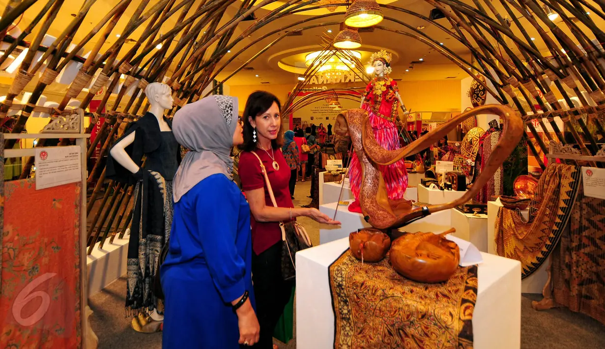 Pameran Dekranas dan Dekranasda ini merupakan rangkaian dari Hari Ulang Tahun (HUT) ke-35 Dekranas dan diikuti 116 peserta dari 33 provinsi di Tanah Air, Jakarta, Jumat (5/6/2015). (Liputan6.com/Yoppy Renato)
