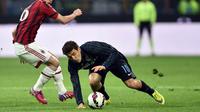 Mateo Kovacic (kanan) saat tampil di derby Milan (GIUSEPPE CACACE / AFP)