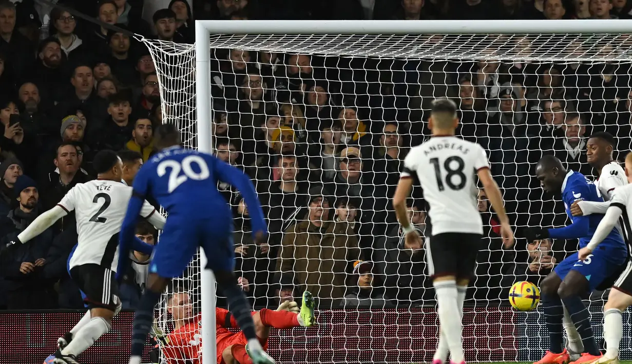 Bek Chelsea, Kalidou Koulibaly (ketiga kanan) mencetak gol ke gawang Fulham pada laga tunda pekan ke-7 Liga Inggris 2022/2023 di Craven Cottage, London (12/1/2023). Dalam laga yang diwarnai kartu merah Joao Felix dalam laga debutnya di Liga Inggris, Chelsea akhirnya menyerah 1-2 dari tuan rumah Fulham. (AFP/Ben Stansall)