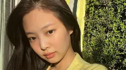 Tak sedikit pula netizen yang menyebut jika Jennie terlihat lebih menggemaskan saat tak memakai riasan apapun. Bahkan, penampilannya satu ini juga banjir pujian. (Liputan6.com/IG/@jennierubyjane)