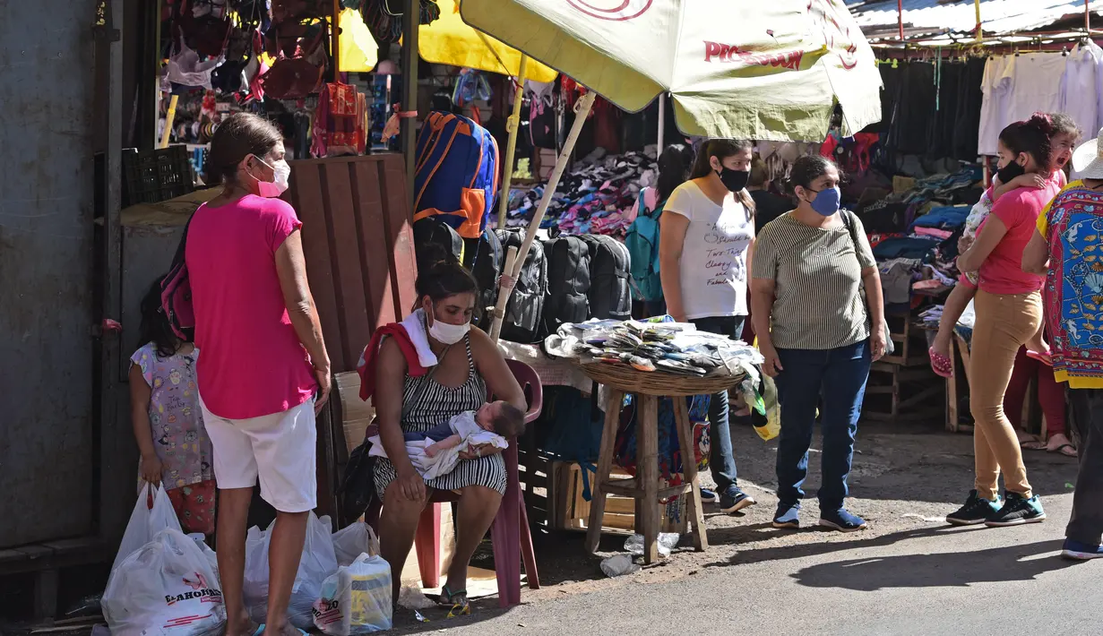 Pedagang kaki lima dan pembeli terlihat di jalan di Asuncion (22/2/2022). Pemerintah Paraguay mengumumkan pada Selasa (22/2) bahwa mereka mencabut semua pembatasan sanitasi terkait pandemi COVID-19, kecuali untuk penggunaan masker di dalam ruangan dan di tempat ramai. (AFP/Norberto Duarte)