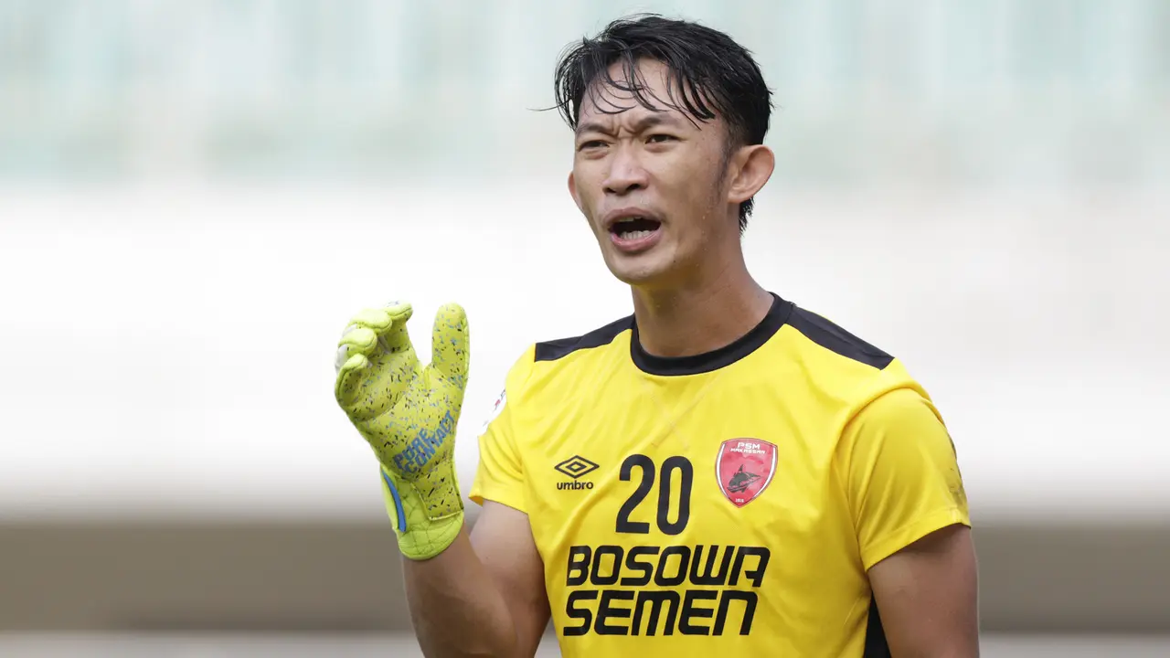 Kiper PSM Makassar, Rivky Mokodompit, memberi arahan kepada rekannya saat melawan Lao Toyota FC pada laga Piala AFC 2019. (Bola.com/M. Iqbal Ichsan)