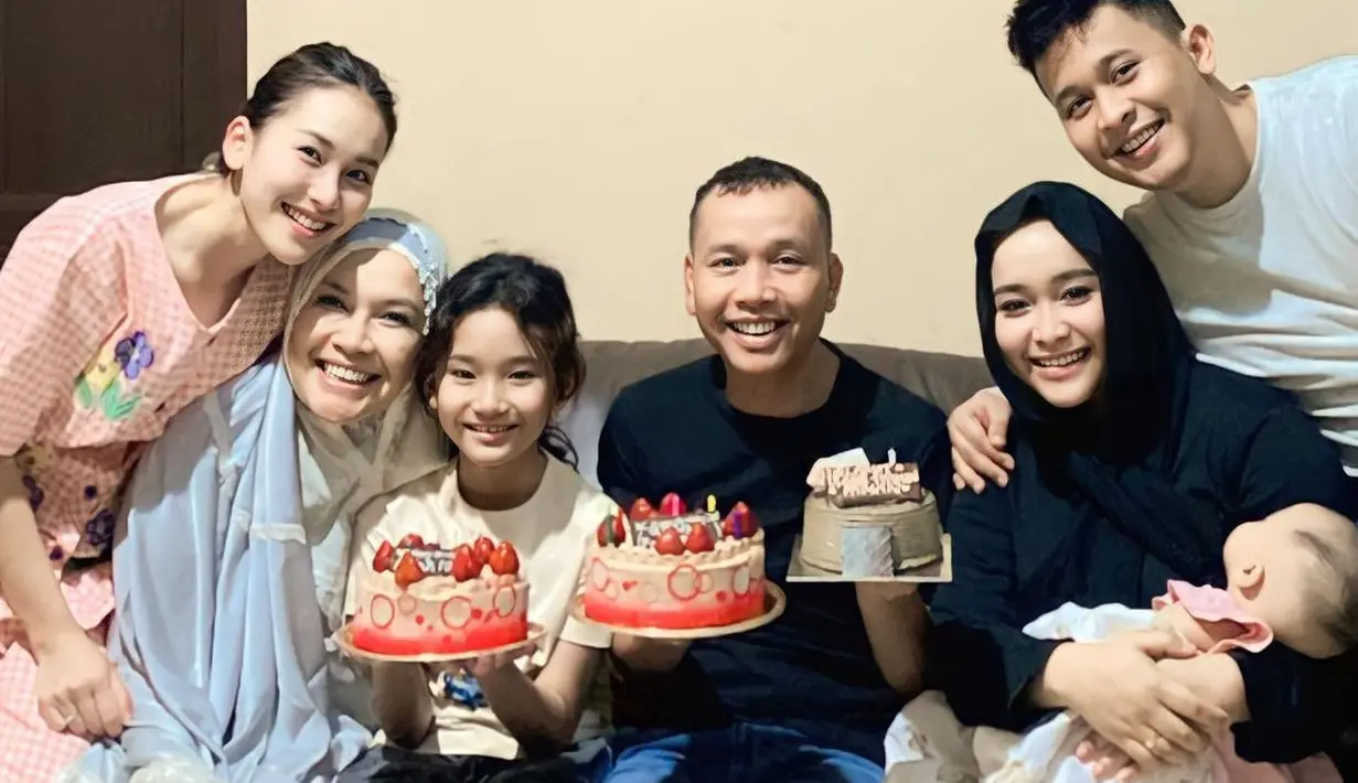 Sebelum perayaan ulang tahun, Ayu dan keluarganya telah memberikan kejutan untuk Abdul Rozak alias ayah Ojak. Pada 3 Juni lalu, pria dua cucu itu genap 61 tahun. "Jgn cepet emosi mulu ya ayah syg hehhehe, dikerjain ama anaknya pindahan nangis trs hehhehe....luv u ayah syg muaahhh," tulis Ayu dalam unggahan sebelumnya. [Instagram/ayutingting92]