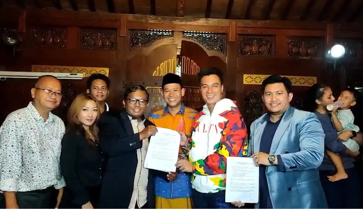 Pasangan selebriti Baim Wong dan Paula Verhoeven dilaporkan ke polisi terkait konten prank polisi. Pasangan yang memiliki dua orang anak itu dilaporkan oleh organisasi bernama Sahabat Polisi Indonesia. Baim dan Paula  resmi dilaporkan di Polres Metro Jakarta Selatan, Senin (3/10). Laporan terhadap Baim Wong dan Paula Verhoeven terdaftar dengan nomor LP/B/2386/X/2022 Polres Metro Jakarta Selatan. Baim dan Paula langsung meminta maaf dan mengakui kesalahannya.  [Dok. via M. Altaf Jauhar]