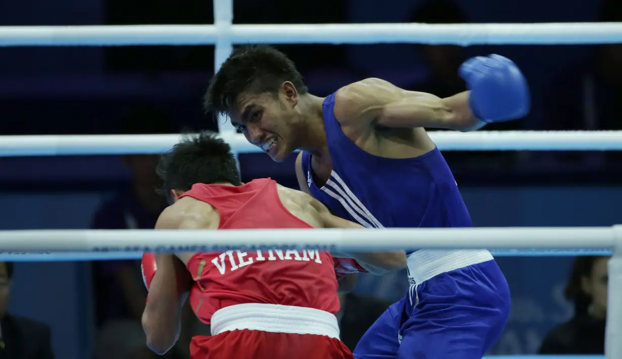 Petinju Indonesia, Farrand Papendang (kaus biru) dipaksa mengakui ketangguhan petinju Vietnam, Nguyen Van Hai di SingaporeExpo, SIngapura, Senin (8/6/2015). Farrand Papendang melancarkan pukulan ke arah Nguyen Van Hai. (Liputan6.com/Helmi Fithriansyah)
