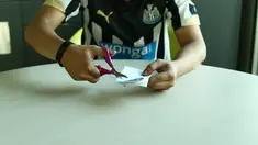 Gunting dan gelas ternyata memiliki fungsi yang saling melengkapi, buktinya gunting yang tumpul bisa menjadi tajam dengan bantuan bagian bawah gelas.