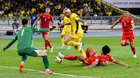Pemain Malaysia, Rodrigo Holgado berusaha mencetak gol ke gawang Vietnam dalam laga Grup F Kualifikasi Piala Asia 2027 di Stadion Nasional Bukit Jalil, Kuala Lumpur, Malaysia, Selasa (10/06/2025). (AFP/Mohd Rasfan)
