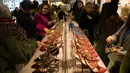 Pembeli memilih sepatu yang dibanderol dengan diskon besar selama Boxing Day di pusat kota London, Senin (26/12). Pada Boxing Day, pusat-pusat perbelanjaan London dan wilayah Inggris yang lain diserbu jutaan pemburu diskon. (DANIEL Leal-Olivas/AFP)