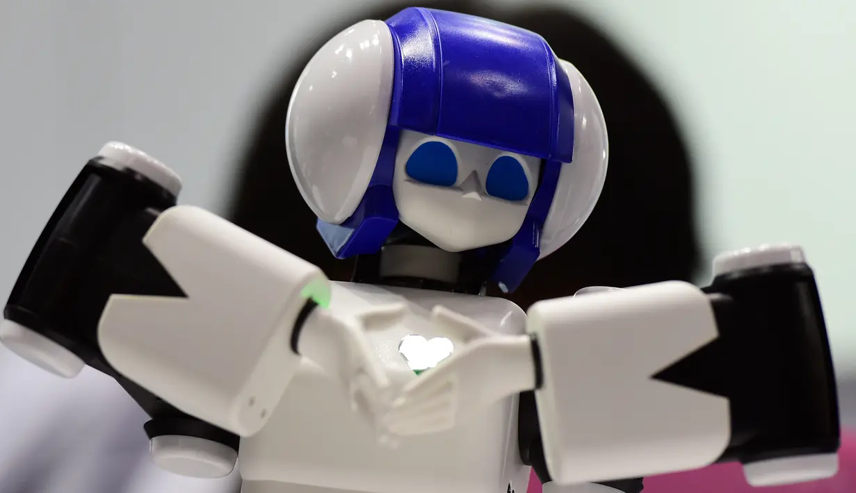Robot dengan tinggi 46cm bernama " Premaid AI " melakukan tarian saat dipamerkan pada pameran Robot Internasional di Tokyo, Jepang,  (2/12). 5.000 diharapkan akan mengunjungi acara ini. (AFP PHOTO/Yoshikazu Tsuno)