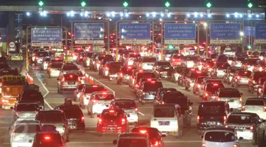 Sejumlah kendaraan mengantre di Gerbang Tol Cikarang Utama 1, Bekasi, Jawa Barat, Jumat (1/7). Jumlah kendaraan yang melintas sudah mencapai 32.932 atau mengalami peningkatan 50 persen jika dibandingkan kondisi normal. (Liputan6.com/Immanuel Antonius)