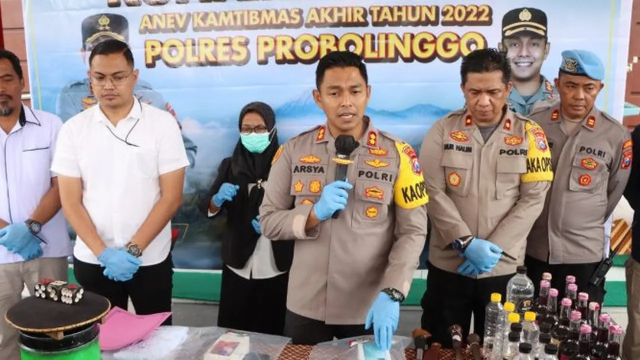 Kapolres Probolinggo, AKBP Teuku Arsya Khadafi (Tengah) merilis capaian ungkap kasus kriminalitas di Probolinggo (Istimewa)