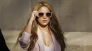 Shakira pun tampak meninggalkan pengadilan pada Senin (20/11) dengan setelan pantsuits dan blazer merah muda. (AP Photo/Joan Mateu Parra)