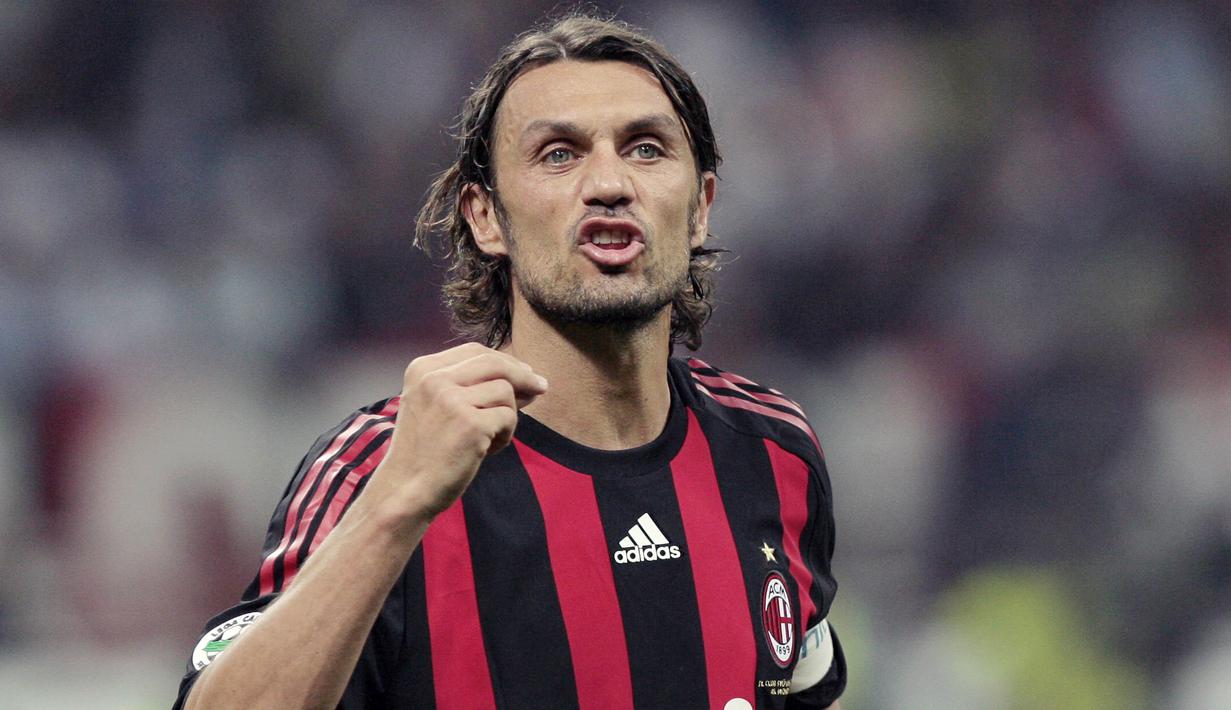 Kabar buruk kembali menimpa Serie A Italia. Legenda sekaligus petinggi AC Milan, Paolo Maldini, positif terpapar virus corona. (AP/Emilio Andreoli)
