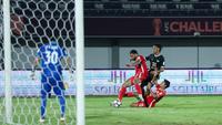 Memasuki babak kedua, Dewa United langsung tampil menekan. Tampak dalam foto, Ady Setiawan (Dewa United) berusaha melewati adangan dua pemain Shan United pada matchday ketiga Grup E AFC Challange League 2025-2026 di Stadion Indomilk Arena, Tangerang, Sabtu (1/11/2025) malam WIB. (Bola.com/M Iqbal Ichsan)