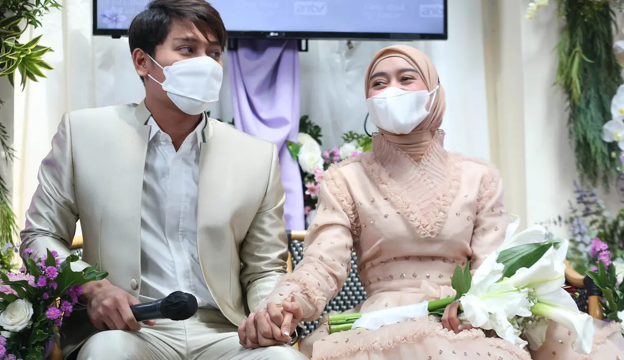 "Meskipun harus nunggu dia selesai syuting dulu. Setelah dia selesai syuting barulah kita ngobrol," tutur perempuan 21 tahun itu.  (Budy Santoso/Kapanlagi)