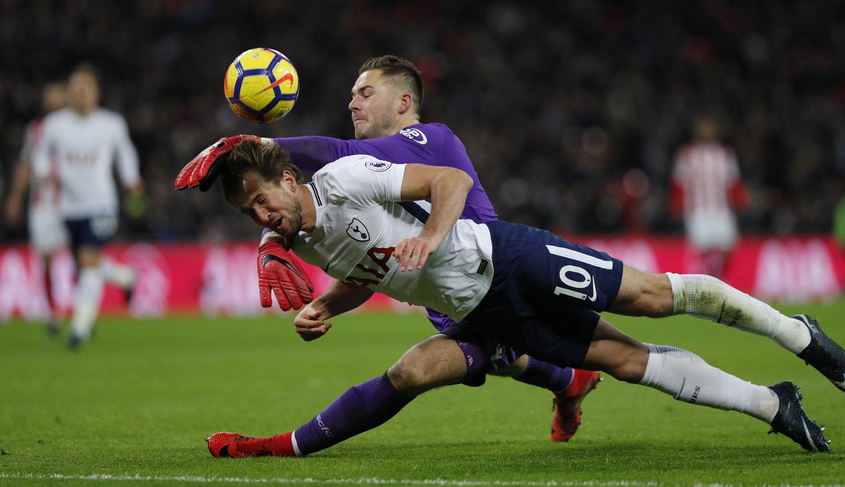 Harry Kane. Striker Inggris berusia 28 tahun yang telah 12 musim memperkuat Tottenham Hotspur dan kini menjadi incaran serius Manchester United musim depan ini menjadi top skor di Eropa sebanyak 1 kali pada tahun 2017. Ia mampu mencetak 57 gol, termasuk 7 gol bersama timnas. (AFP/Adrian Dennis)