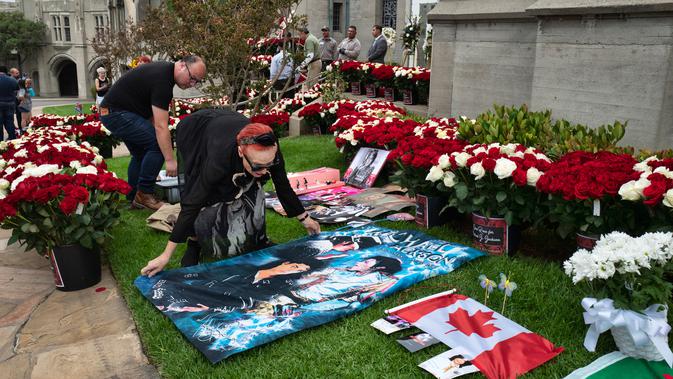 Penggemar membentangkan spanduk di luar tempat peristirahatan terakhir Michael Jackson di mausoleum Holly di Terrace Forest Lawn Cemetery, California, Selasa (25/6/2019). Tepat pada hari ini sepuluh tahun yang lalu berita kematian King of Pop Michael Jackson mengguncang dunia. (AP/Richard Vogel)