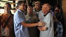 Balon Gubernur DKI Jakarta Sandiaga Uno berdialog dengan warga Tambora, Jakarta, (10/4). Sandiaga yang berlatar pengusaha akan memberikan fokus kepada kesejahteraan masyarakat Jakarta yang dinilai mengkhawatirkan. (Liputan6.com/Gempur M Surya)