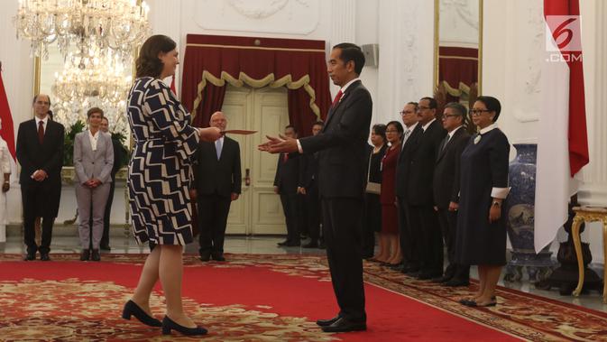 Presiden Joko Widodo menerima surat kepercayaan dari Duta Besar LBBP Irlandia untuk Indonesia Olivia Leslie di Istana Merdeka, Jakarta, Kamis (8/11). Jokowi didampingi Menlu, Seskab, dan Mensesneg. (Liputan6.com/Angga Yuniar)