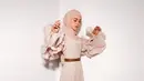 Inspirasi abaya cantik dari Lesti Kejora. Lesti mengenakan abaya dengan detail ruffles di bagian lengan dan tambahan belt kayu lilit sebagai pemanis. Ia padukan dengan hijab cokelat muda yang pas dan sempurna untuk keseluruhan tampilannya. Foto: Instagram.
