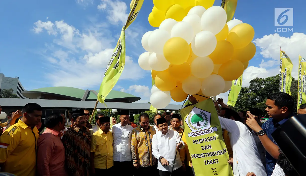 Ketua DPR RI, Setya Novanto bersama sejumlah Fraksi Partai Golkar secara simbolis melepas 25 ribu paket sembako, Jakarta, Jumat (16/6). 25 ribu paket sembako ini di bagikan dan disebar ke wilayah Jakarta dan Sekitarnya. (Liputan6.com/Johan Tallo)