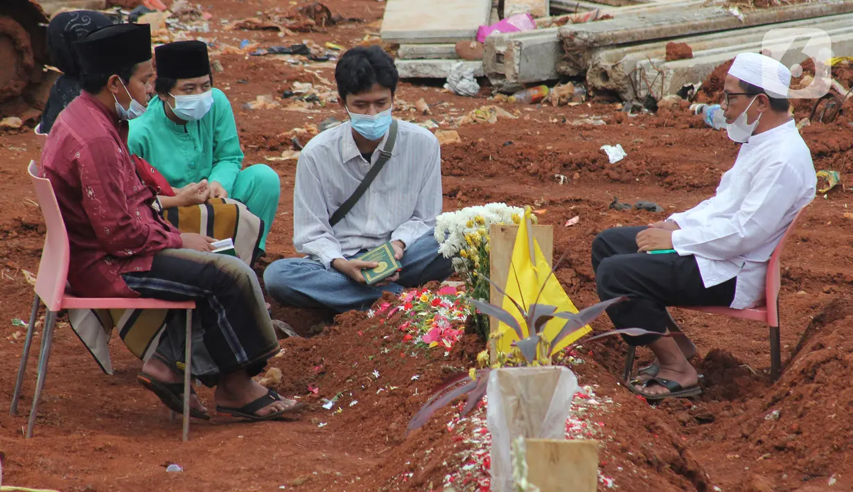 Suasana sepi pemakaman khusus Covid-19 di TPU Jombang, Tangerang Selatan, Selasa (24/8/2021). Kota Tangsel mengalami penurun angka kematian covid-19, terbukti dimana TPU Jombang dalam dua pekan terakhir hanya menerima kurang dari 5 jenazah yang dimakamkan sehari. (merdeka.com/Arie Basuki)