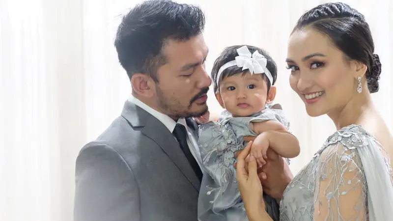 [Bintang] 8 Foto Imut Salma, Anak Rio Dewanto dan Atiqah Hasiholan