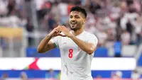 Empat gol tercipta dalam pertandingan ini melalui dua gol Elijah Just untuk Selandia Baru serta gol Ramin Rezaeian dan Mohammad Mohebi untuk Iran. (AP Photo/Mark J. Terrill)