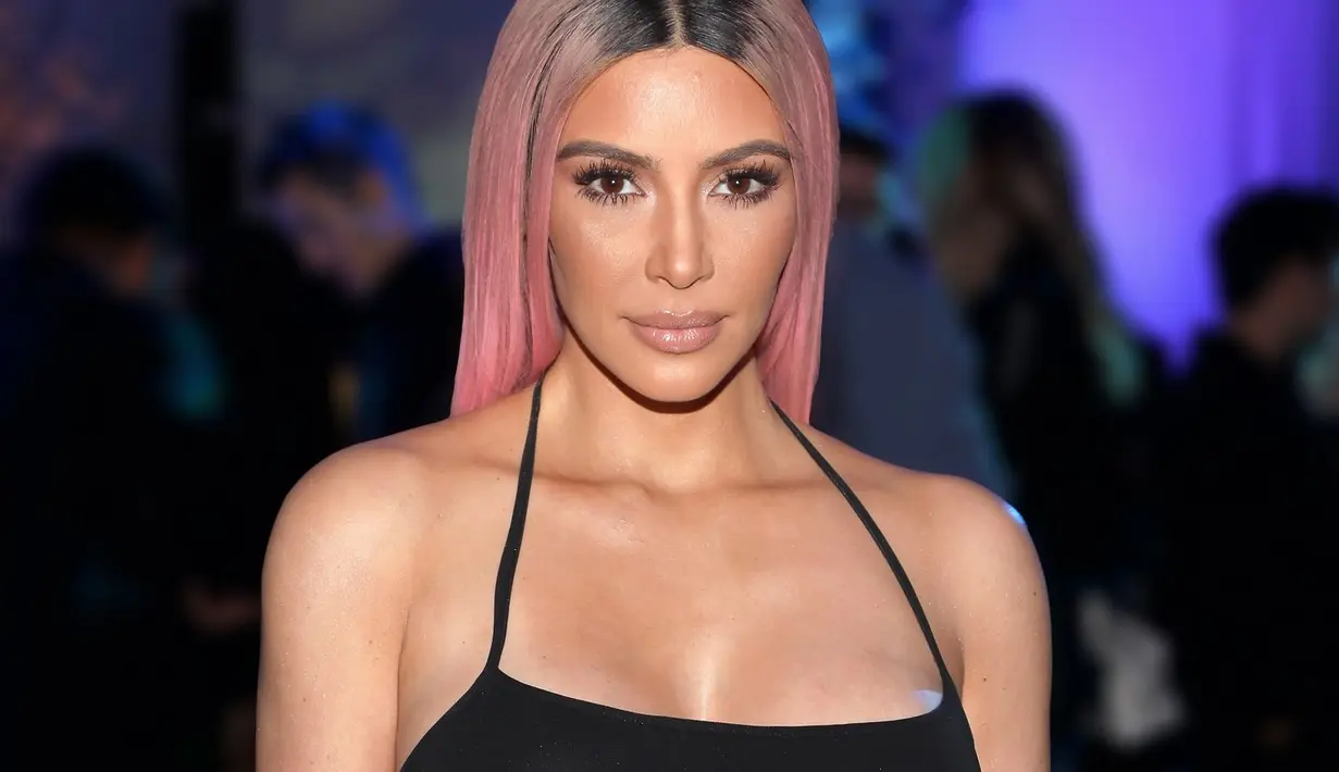 Kim sendiri pun menjelaskan bahwa Khloe saat ini tengah fokus dengan bayinya. (W Magazine)