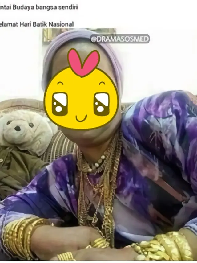 10 Momen Emak-Emak Pamer Perhiasan Ini Bikin Tepuk Jidat