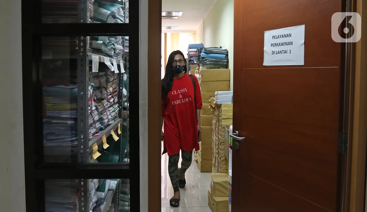 Seorang transpuan usai membuat E-KTP di Disdukcapil Kota Depok, Depok, Jawa Barat, Senin (9/8/2021). Kepemilikan E-KTP bagi Transgender Perempuan (Transpuan) agar mendapatkan pelayanan publik seperti jaminan sosial, kesehatan, hingga pendidikan. (Liputan6.com/Herman Zakharia)