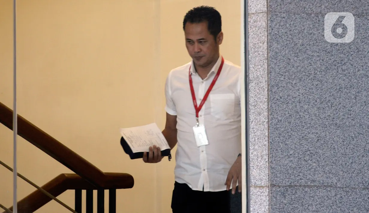 Advokat PDIP, Donny Tri Istiqomah memenuhi panggilan penyidik KPK di Jakarta, Rabu (12/02/2020). Donny Tri Istiqomah dipanggil sebagai saksi terkait kasus dugaan suap penetapan pergantian antarwaktu (PAW) anggota DPR untuk tersangka mantan Komisioner KPU Wahyu Setiawan. (merdeka.com/Dwi Narwoko)