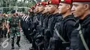 Panglima TNI Jenderal Gatot Nurmantyo meninjau pasukan usai Apel Gelar Pasukan Pengamanan KTT OKI ke-5 di Silang Monas, Jakarta Pusat, Selasa (1/3/2016). Sebanyak 10.150 ribu pasukan TNI dikerahkan pada Apel tersebut. (Liputan6.com/Faizal Fanani)