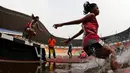 Para pelari beradu cepat saat Kejurnas Atletik nomor lari 2.000 meter steeplechase putri di Stadion Pakansari, Bogor, Selasa (6/8). Kejurnas tahun ini juga dilakukan untuk kualifikasi jelang PON. (Bola.com/Peksi Cahyo)