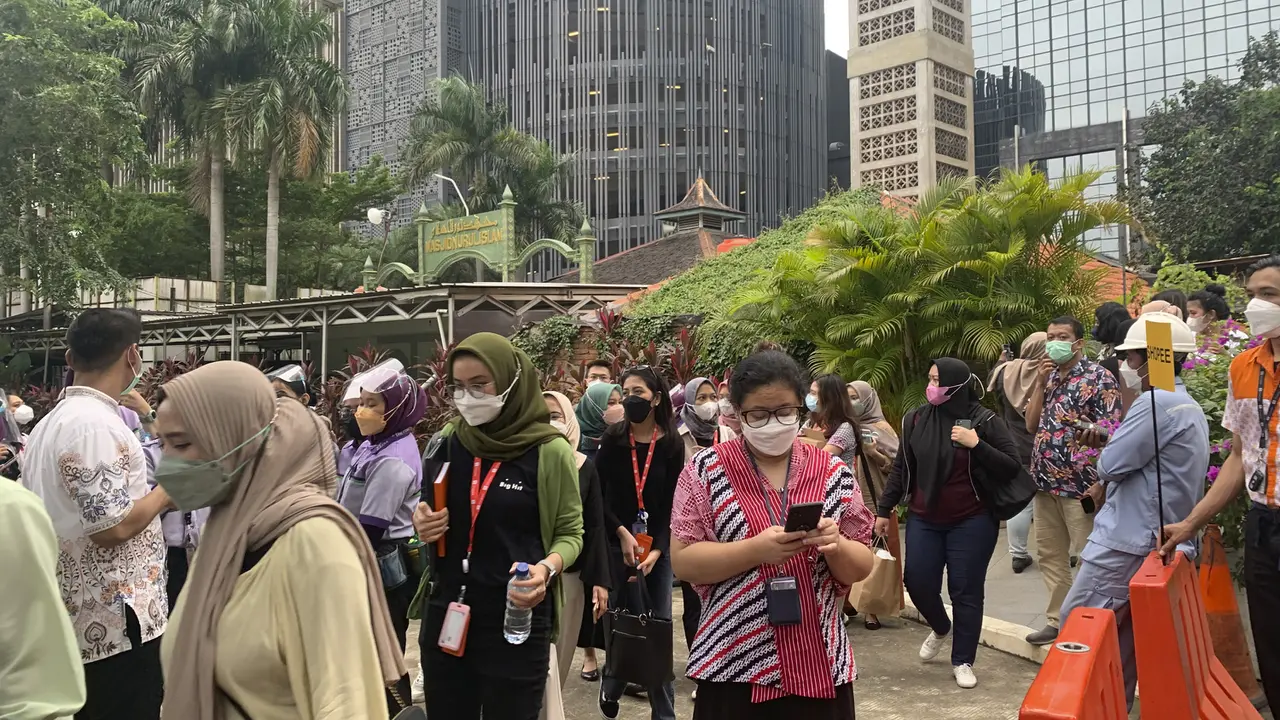 FOTO: Kepanikan Warga Berbagai Daerah Saat Gempa Banten