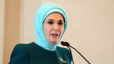 Istri Presiden Turki, Emine Erdogan menjadi istri Presiden Turki pertama yang mengenakan jilbab. Dibutuhkan waktu 10 tahun guna mengubah undang-undang yang melarang jilbab masuk ke institusi negara melalui jalan juang parlemen.( trtturk.com)