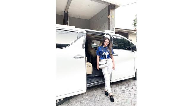 6 Potret Via Vallen Pakai Jersey Manchester United, Makin Cantik Saja