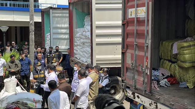 Impor ilegal beras, garam, dan pakaian bekas senilai Rp 27,339 miliar berhasil digagalkan Bea Cukai di sejumlah wilayah. (Liputan6.com/Christian)
